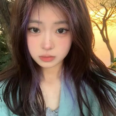 给小酒馆女子喝高杯酒